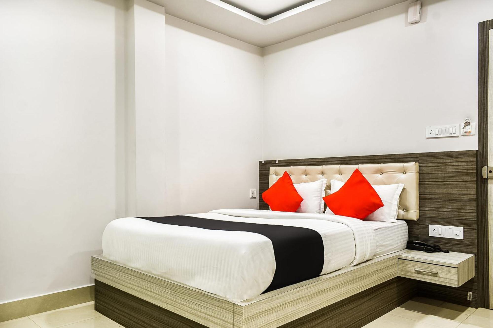 Capital O Jai Adisson Hotel Cuttack Exterior photo