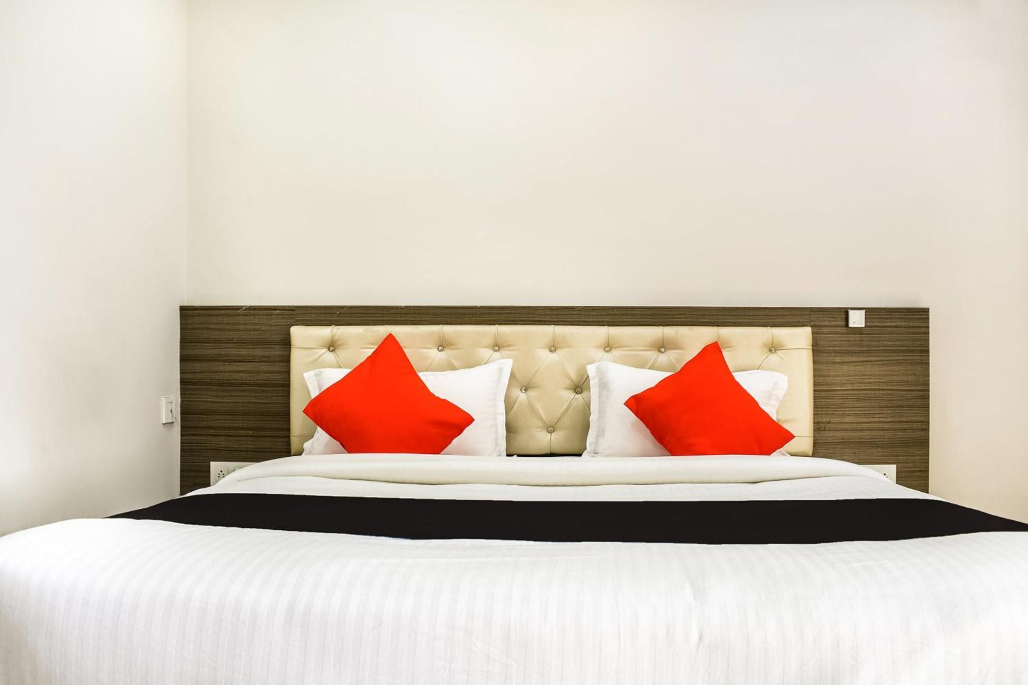 Capital O Jai Adisson Hotel Cuttack Exterior photo