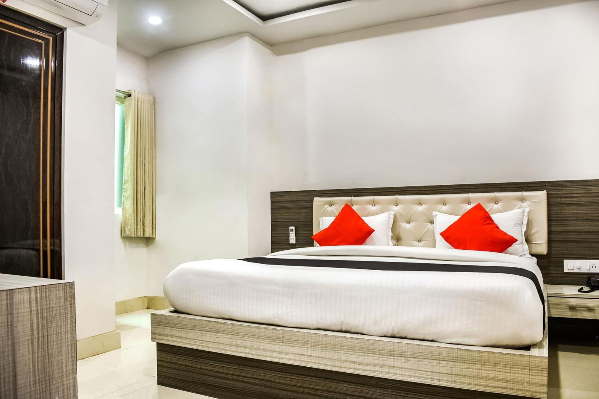 Capital O Jai Adisson Hotel Cuttack Exterior photo