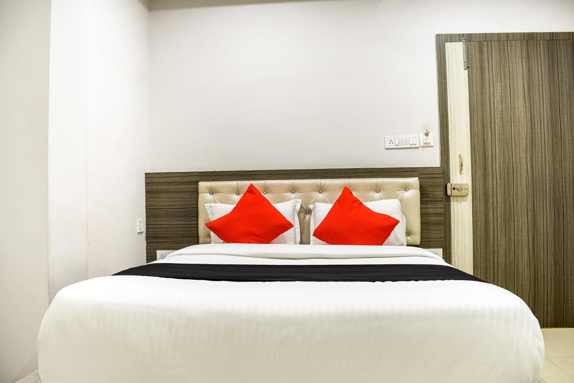 Capital O Jai Adisson Hotel Cuttack Exterior photo